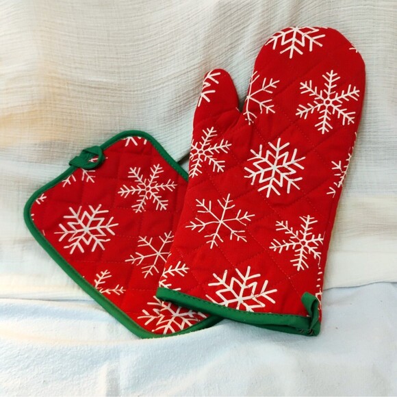 Winter Snowflake Christmas Potholder Set with Oven Mitt - Picture 1 of 3
